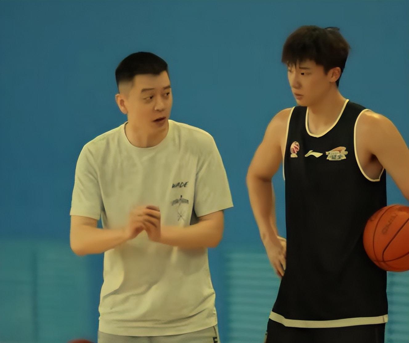 下午3点25，辽篮训练视频曝光！杨鸣调教5小将，青春风暴值得期待
