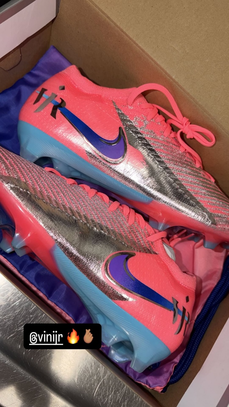 九游官方平台-了却一桩心愿！索博斯洛伊晒维尼修斯送给自己的专属战靴